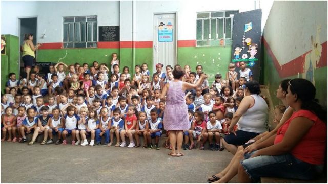 Crianças em escola de Caratinga, MG