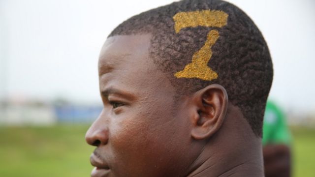 Ce fan rencontré devant le stade de l'amitié à Libreville était déterminé à accompagner son équipe, les Étalons, jusqu'au bout