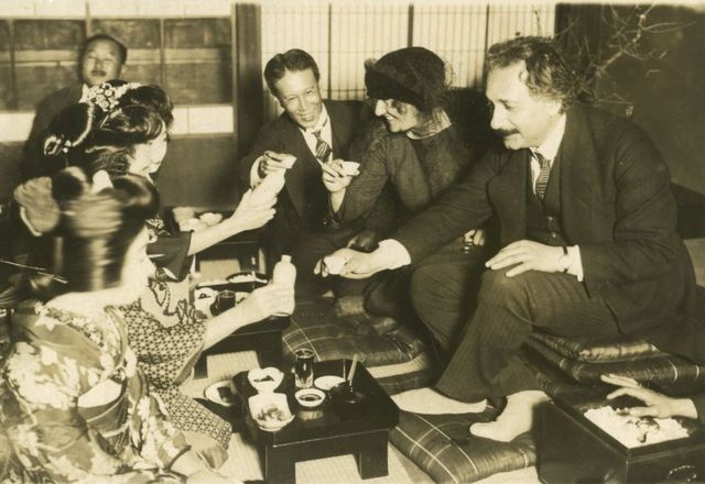 Einstein junto a su esposa en una ceremonia del té