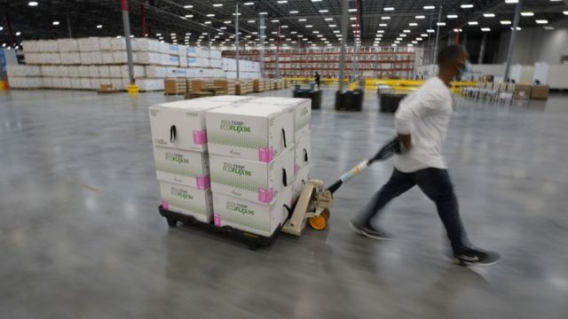As caixas contendo a vacina Moderna estão preparadas para serem enviadas em um centro de distribuição em Olive Branch, Mississippi, EUA, dezembro de 2020