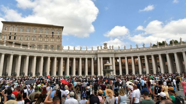 I fedeli si sono radunati in Piazza San Pietro in Vaticano.