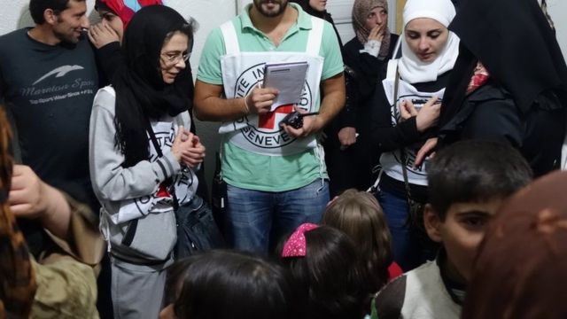 Gente reunida en una clínica improvisada en Madaya