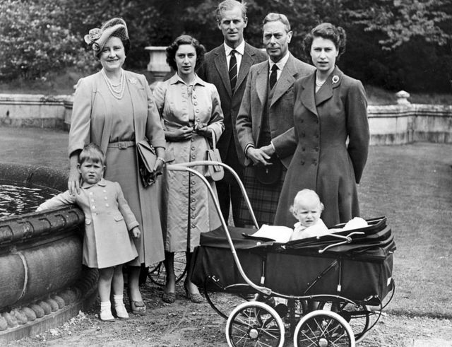 العائلة المالكة خلال زيارة إلى قلعة بالمورال عام 1951 ، كانت الأميرة إليزابيث مع أطفالها الأمير تشارلز (إلى اليسار) والأميرة آن.