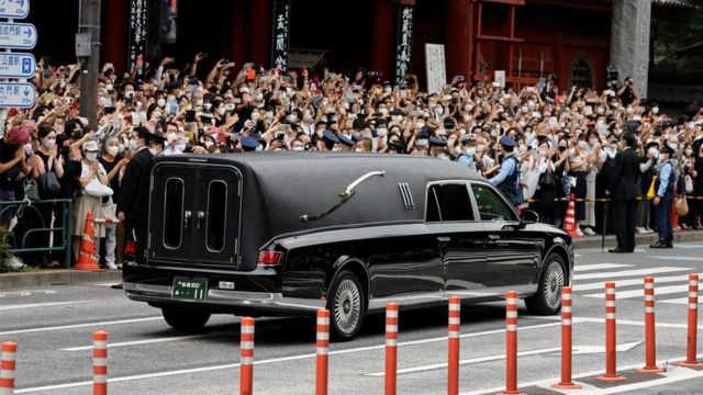 Người dân bày tỏ lòng kính trọng đối với cố Thủ tướng Nhật Bản Shinzo Abe