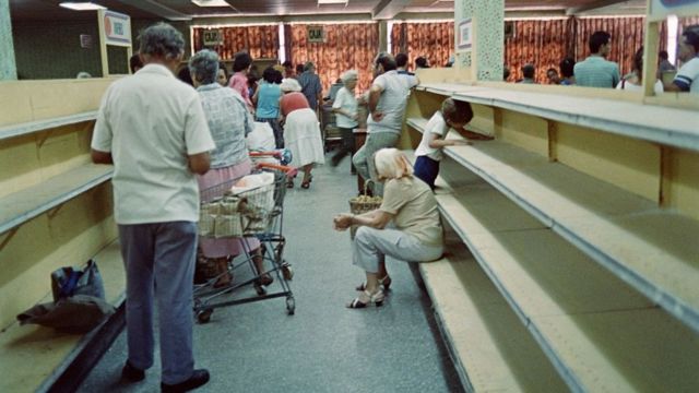 Cubanos aguardam na fila pelos itens disponíveis nos corredores de um supermercado local em Havana, onde as prateleiras continuam vazias devido à escassez da maioria dos alimentos em 26 de setembro de 1991