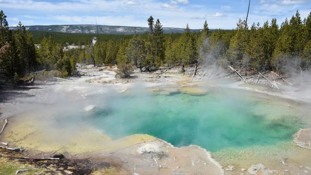 酸性の熱水泉で溶けて男性死亡 米国立公園 cニュース