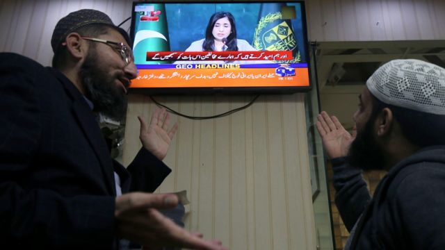 Personas miran la televisión en Pakistán, donde se informaba sobre las operaciones militares. 