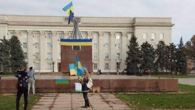 Banderas ucranianas en el centro de Jersón