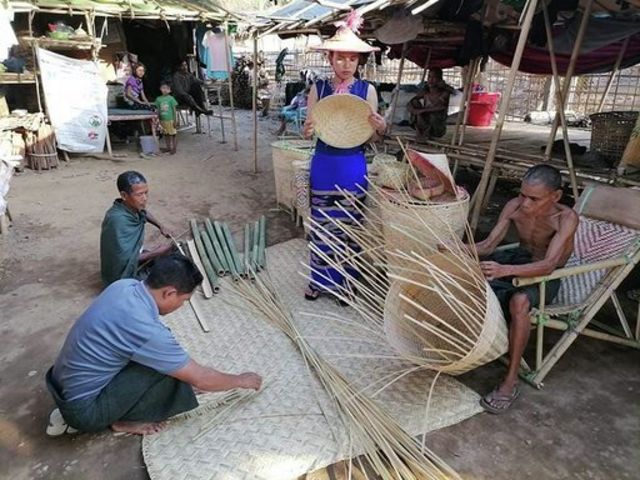 စစ်ဘေးရှောင်တွေကတော့ သူတို့ရဲ့လက်မှုအတတ်ပညာ နဲ့ ရပ်တည်ဖို့ ကြိုးစားနေ