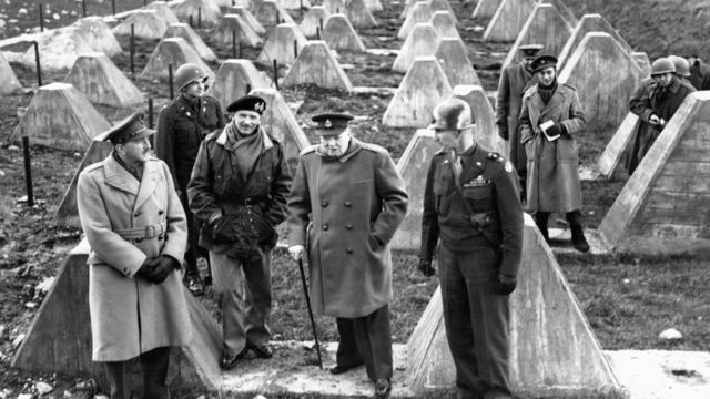 Маршал Алан Брук, маршал Бернард Монтгомери и премьер-министр Уинстон Черчилль на "Линии Зигрфрида" в Германии