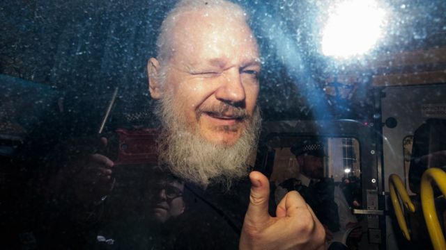"Довели". Почему Эквадор выдал Джулиана Ассанжа? - BBC News Русская служба