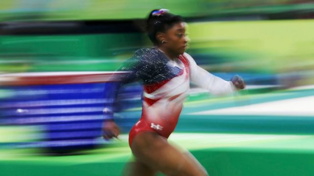 Simone Biles en una de sus rutinas en las Olimpiadas