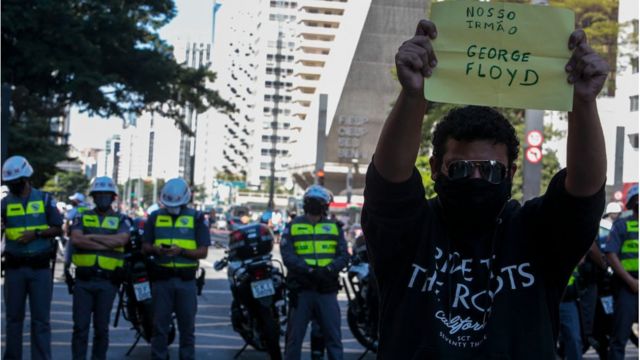 Protesta por la muerte de George Floyd en Brasil.