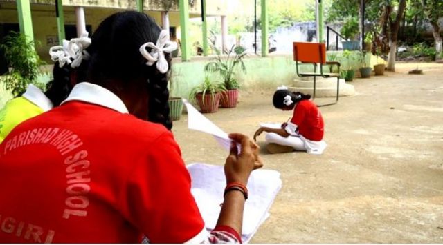 கடவுள் மறுப்பாளரான ஆசிரியரை வலுக்கட்டாயமாக கோவிலில் பூஜை செய்ய வைத்த இந்துத்துவா அமைப்புகள்