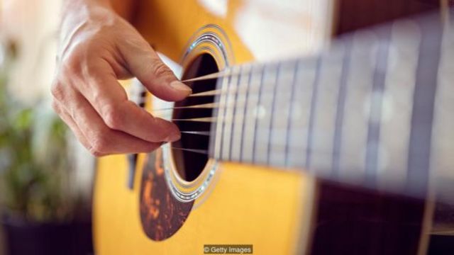 Các nhà phát minh đã cố gắng khuếch đại âm thanh của guitar gỗ, với sự thành công khác nhau