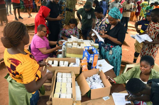 Des fonctionnaires de la Commission électorale nationale indépendante (CENI) trient les cartes d'électeurs dans un quartier de Lagos, le 13 janvier 2023, en prévision de l'élection présidentielle du 25 février.