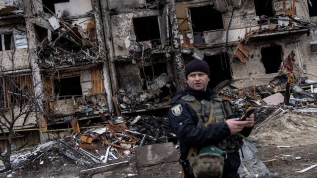 Soldado ucraniano en medio de las ruinas de un edificio.