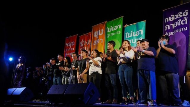 แกนนำผู้ชุมนุมประชาชนปลดแอกยืนบนเวที