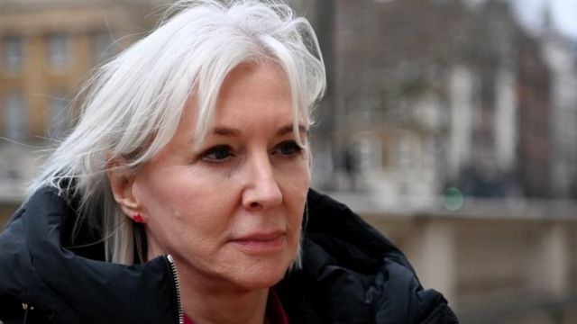 ジョンソン元首相と共に辞職発表の元文化相、議員辞職を延期 上院議員への道閉ざされたと批判 BBCニュース