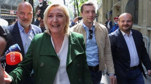 Marine Le Pen caminhando na rua
