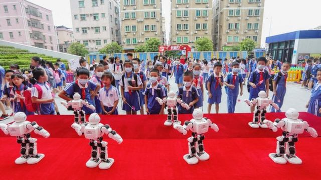 机器人正越来越多地被用作学校的教学资源--但机器人有朝一日会建造出学校吗？(photo:BBC)