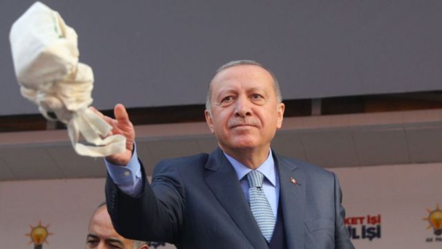 Cumhurbaşkanı Erdoğan Ankara'daki bir mitingde çay dağıtırken.