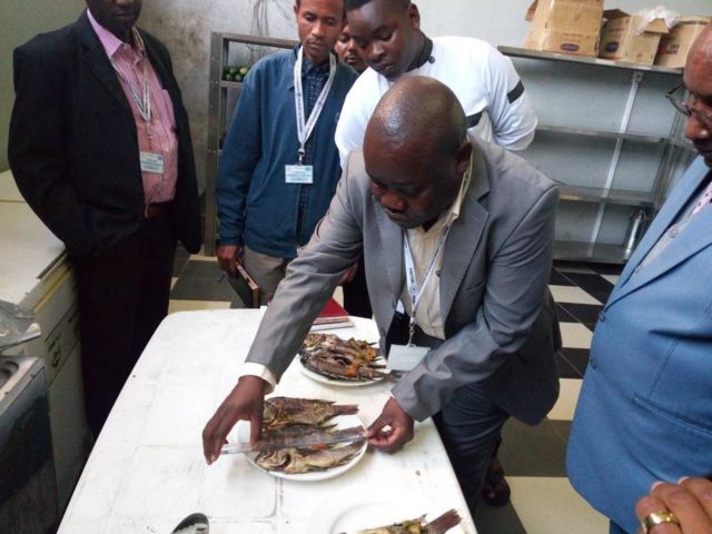 Anayepima samaki kwa rula ni kaimu wa meneja wa uhifadhi bahari na maeneo tengefu ,wizara ya mifugo na uvuvi ,John Komakoma akiwa pamoja na maofisa wengine
