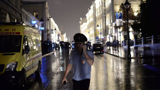 полицейский у отделения Ситибанка на Большой Никитской