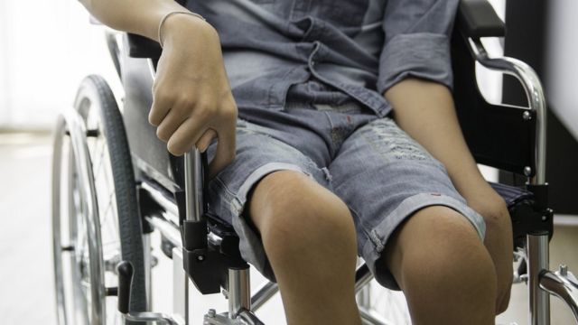 Un niño en silla de ruedas por culpa de la polio