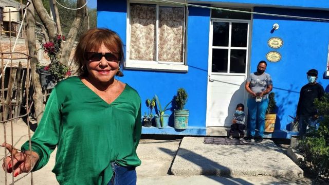 Louise Gilliam, from Casita Linda, in front of the house built for Jazmín Yanet Ramírez.