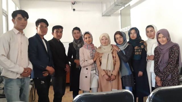 Zainab Momeny y sus alumnos
