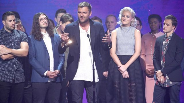 Džoel Hjuston iz Hillsong United prima nagradu tokom dodele Dava, posvećenog hrišćanskoj muzici, 2016. godine u Nešvilu