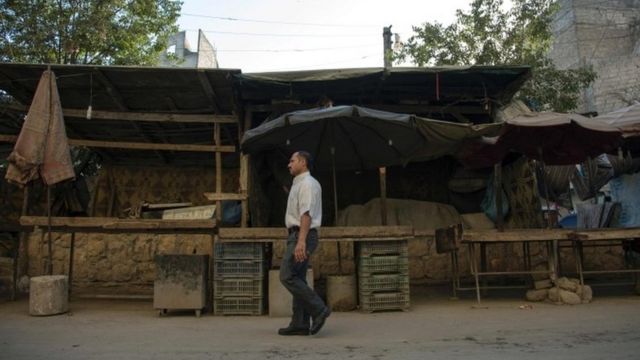 Homem em mercado em Aleppo
