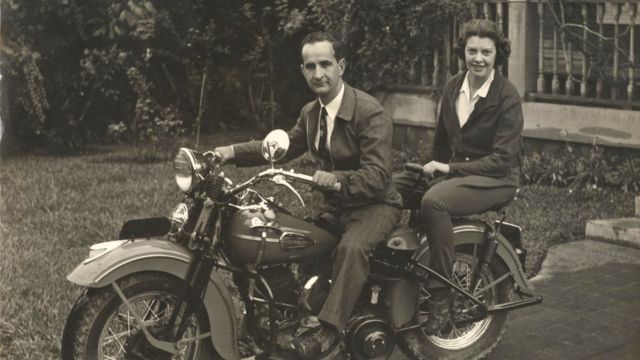 José Pepe Figueres y Henrietta Boggs en su motocicleta, en Costa Rica.