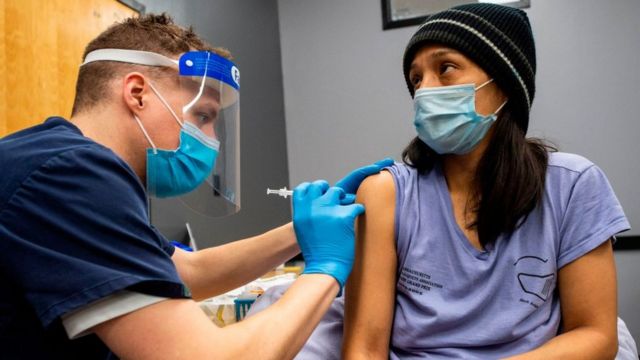 Una mujer recibe una dosis de la vacuna de Pfizer.