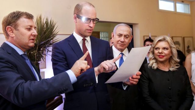 El príncipe Williams de Reino Unido observa unas gafas con inteligencia artificial en su viaje a Israel.