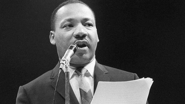 Martin Luther King Jr. en train de prononcer un discours le 29 mars 1966 au Palais des sports à Paris.