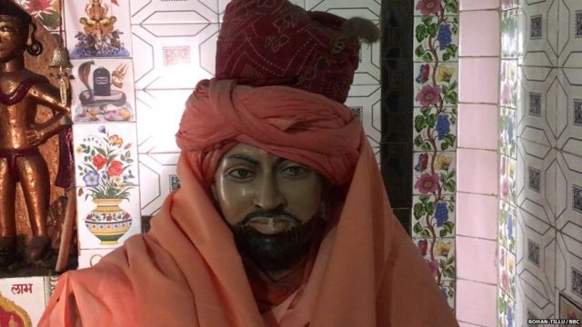 सदाशिवरावांनी नाथ संप्रदायाची दीक्षा घेतली असं गावकरी मानतात.