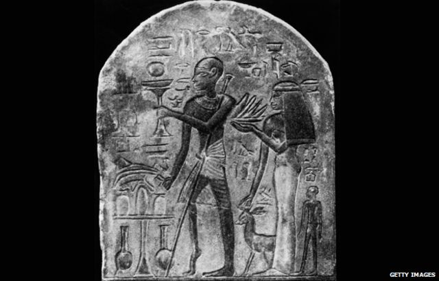 这块公元前 1403 - 1365 年的埃及石碑（一种直立的石雕）上刻着一位持手杖的，他的脚畸形，是脊髓灰质炎的特征。(photo:BBC)