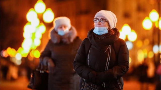 Женщины в масках в Москве
