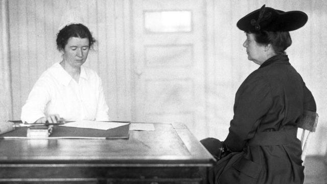 Sanger ABD'de ilk doğum kontrol kliniğini açtı