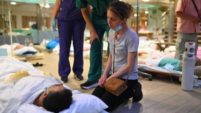 Una enfermera atiende a uno de los pacientes evacuados.
