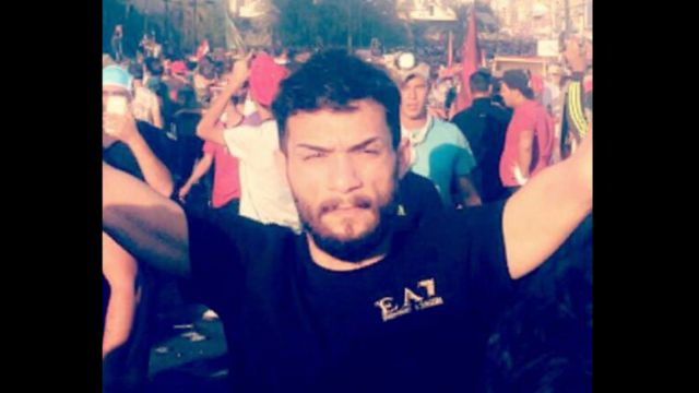 أصيب كرار بطلقتين في رجله اليسرى أثناء مشاركته في مظاهرات بساحة التحرير في بغداد