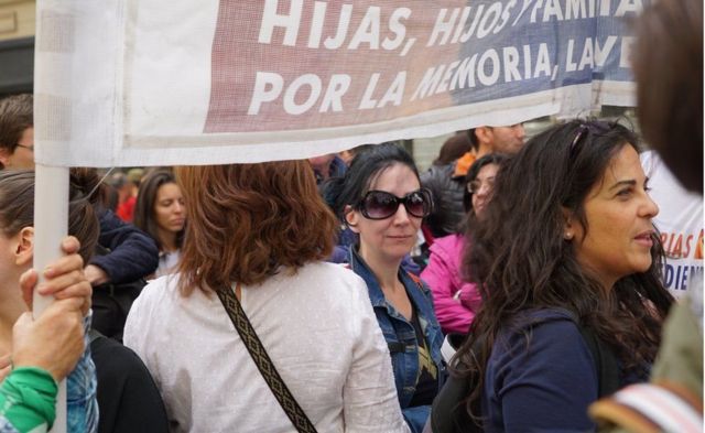 پائولا (وسط) و آنالیا در راهپیمایی یادبود در سال ۲۰۱۹