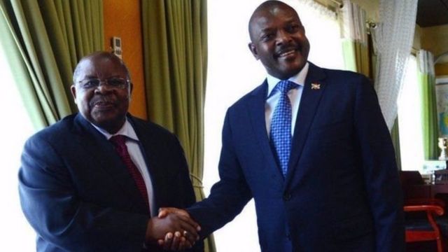 Benjamin William Mkapa (G) et le président Pierre Nkurunziza