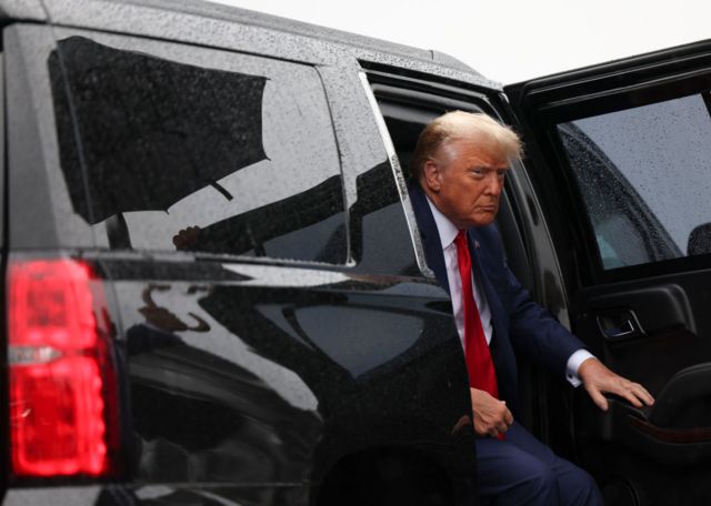 Donald Trump sale de un vehículo