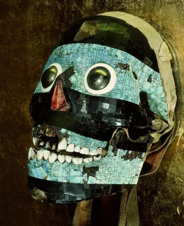 Máscara representando Tezcatlipoca, o 'espelho fumegante', feita com turquesas e pedrarias sobre crânio humano