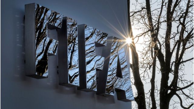Letras de "FIFA" en la sede de la organización en Zúrich.