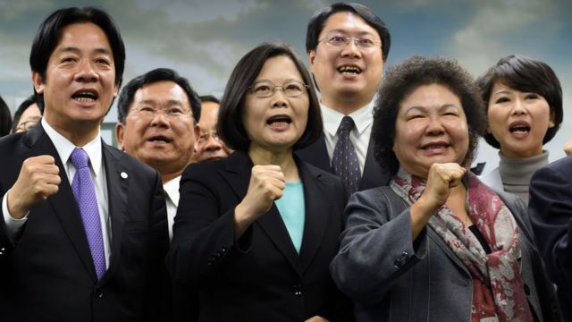 Tsai Ing-wen e membros do partido
