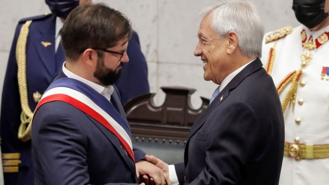 El ahora ex presidente, Sebastián Piñera, felicita al nuevo mandatario.